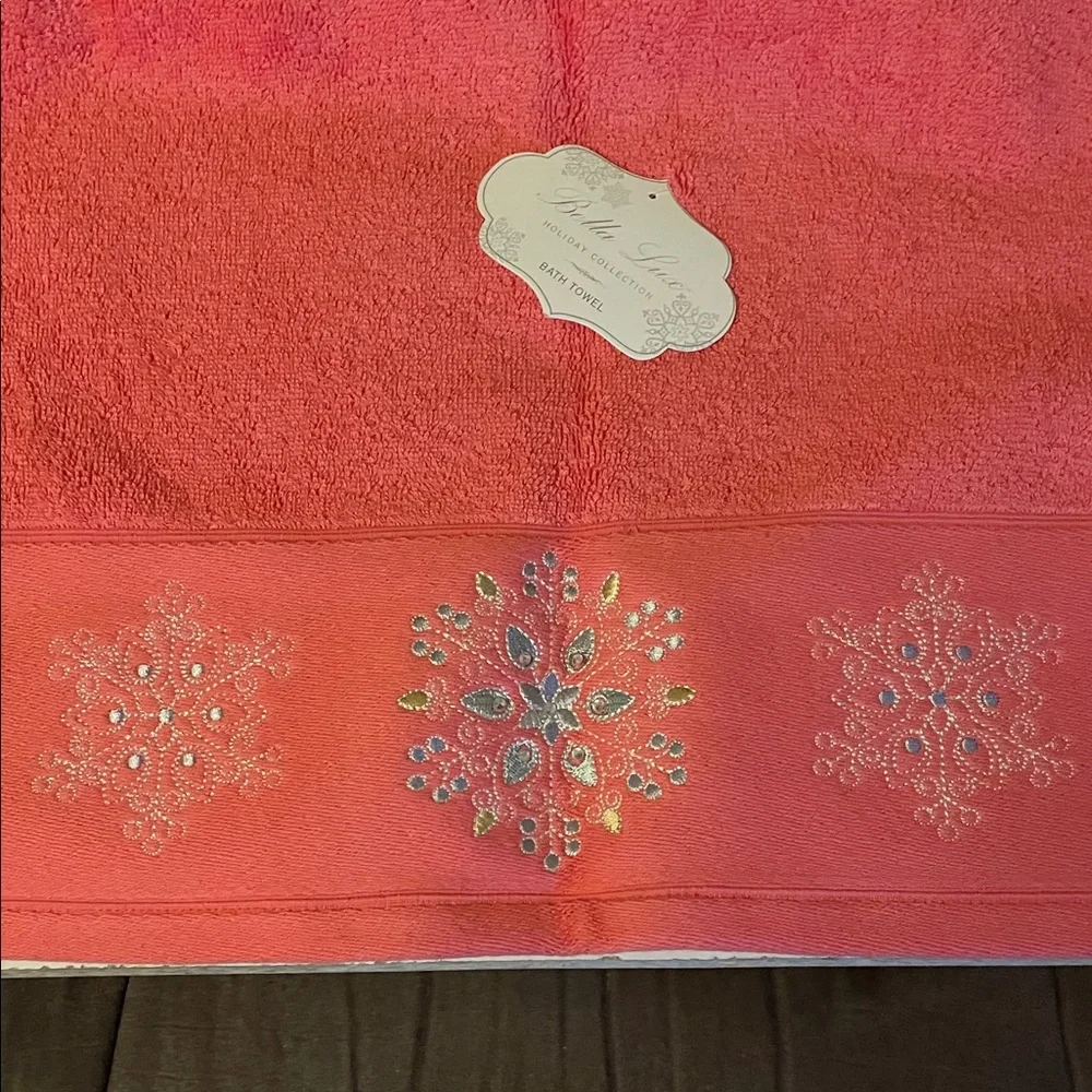 Bella Lux Elegant Christmas Coral Embellished Bath Towel